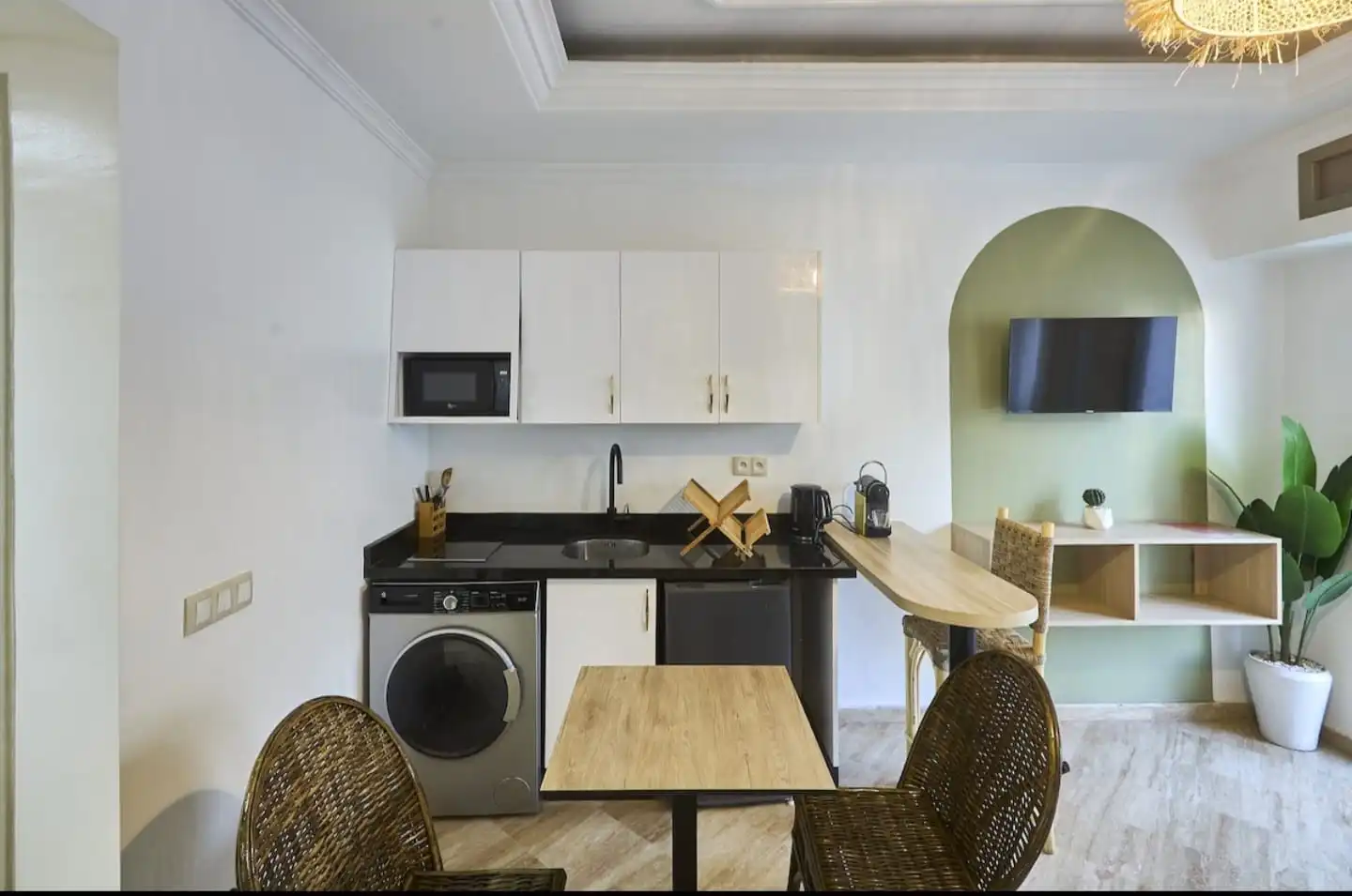 Séjour épuré d’une maison suivie par Imany